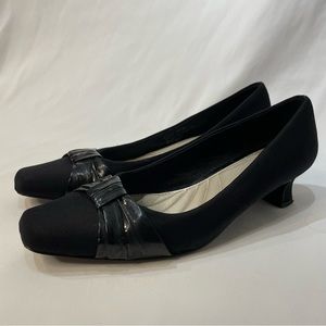 Easy Street Black Kitten Heel Pumps w/ Patent Bow Women’s Size 8.5 FLAWED